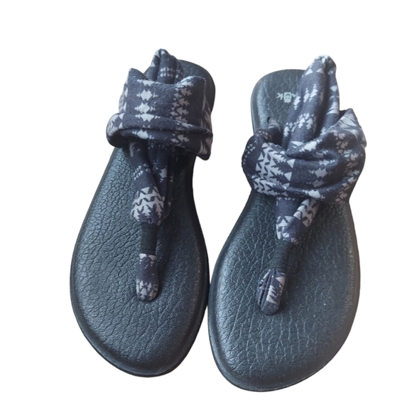 7 Sanuk black and gray sandals - Picture 4 of 6